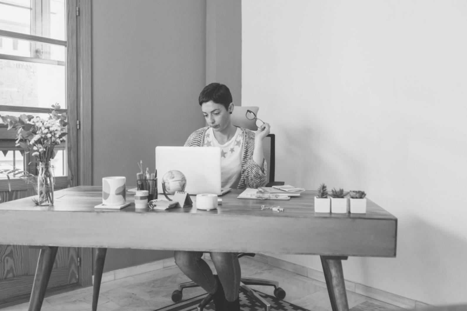 Nageldesign-Arbeitsplatz mit professioneller Ausstattung